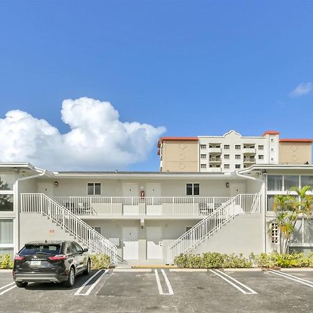 Bright Pompano Beach With Pool Access Bagian luar foto