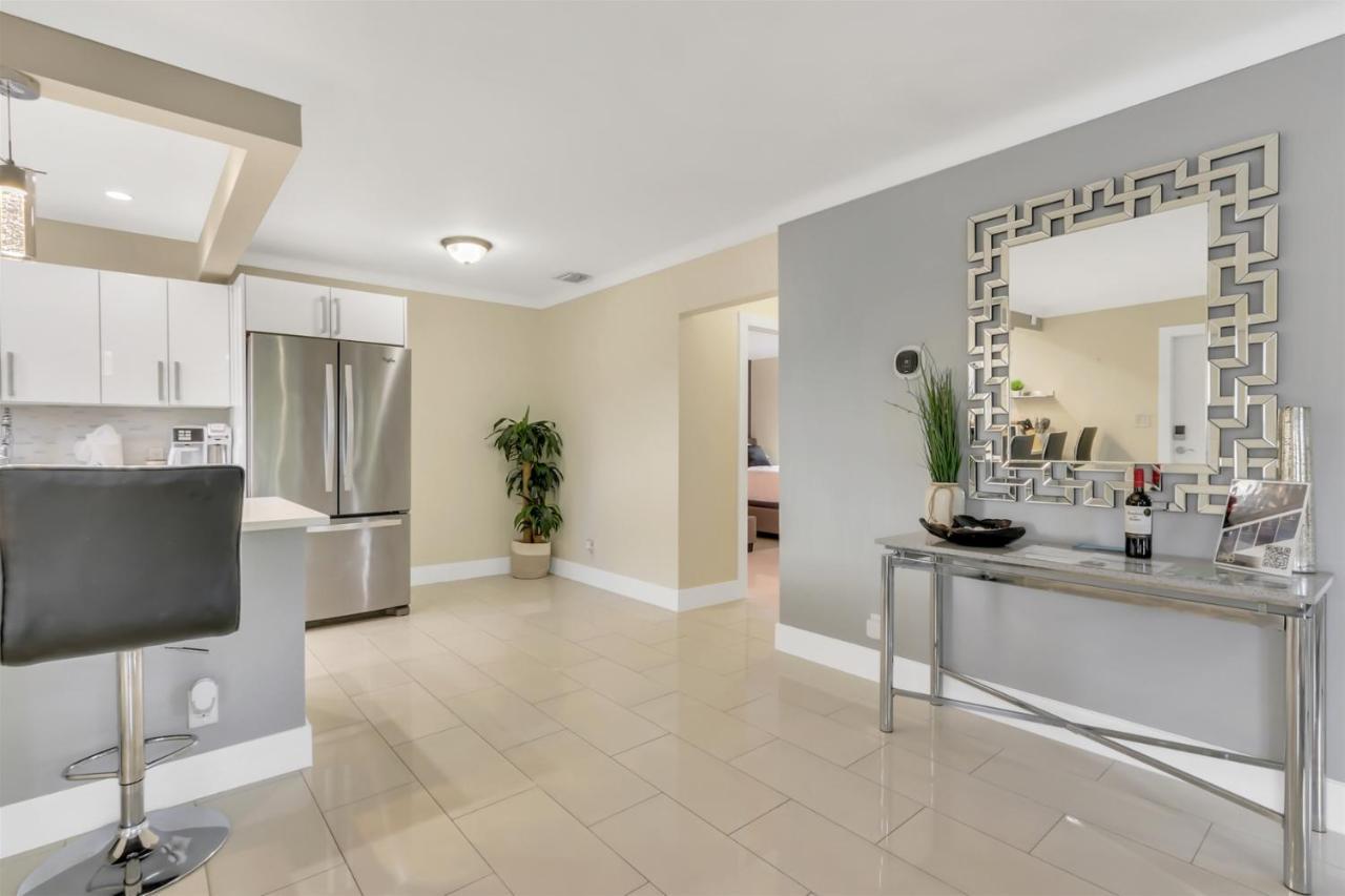 Bright Pompano Beach With Pool Access Bagian luar foto