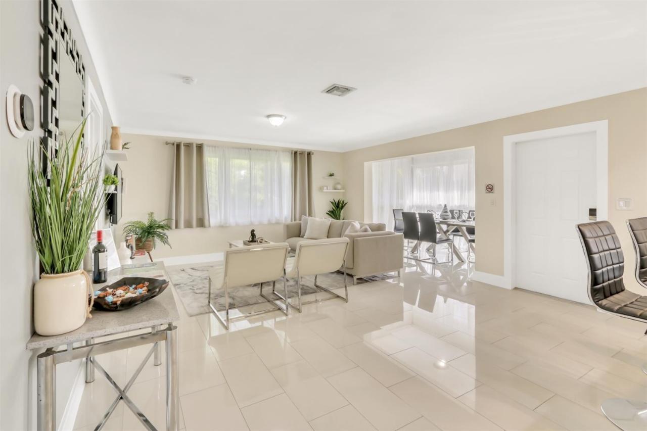 Bright Pompano Beach With Pool Access Bagian luar foto
