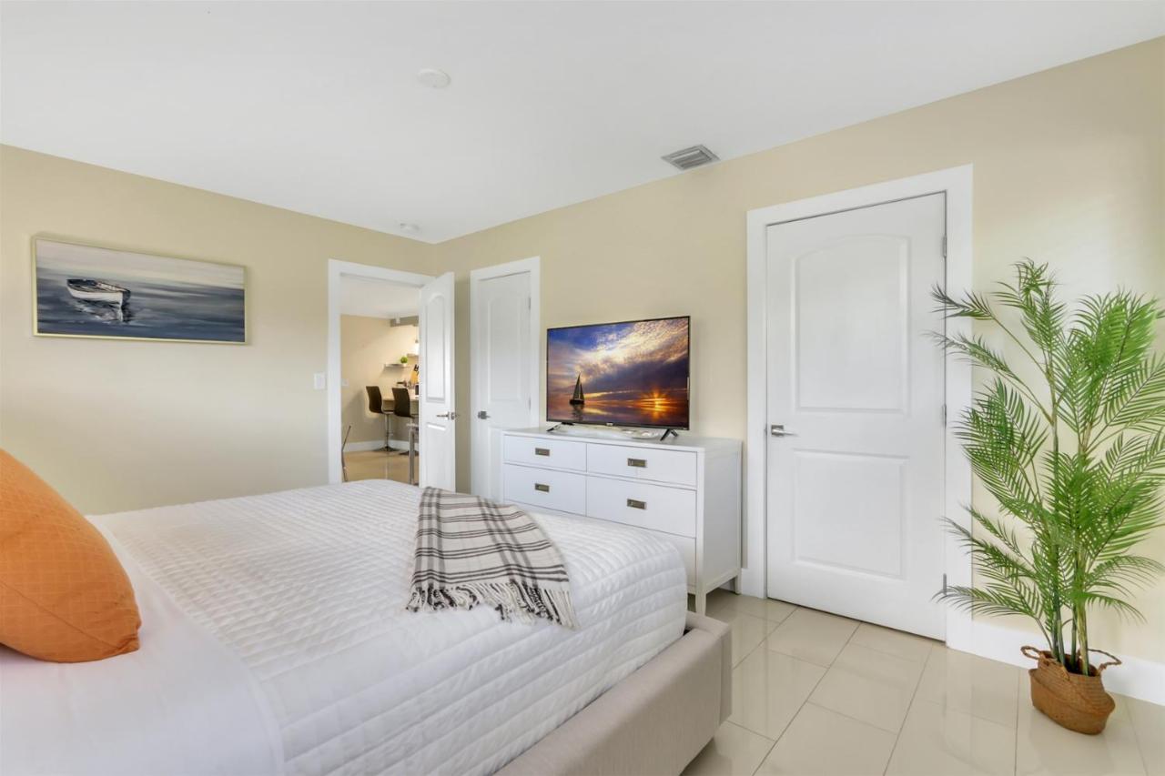 Bright Pompano Beach With Pool Access Bagian luar foto